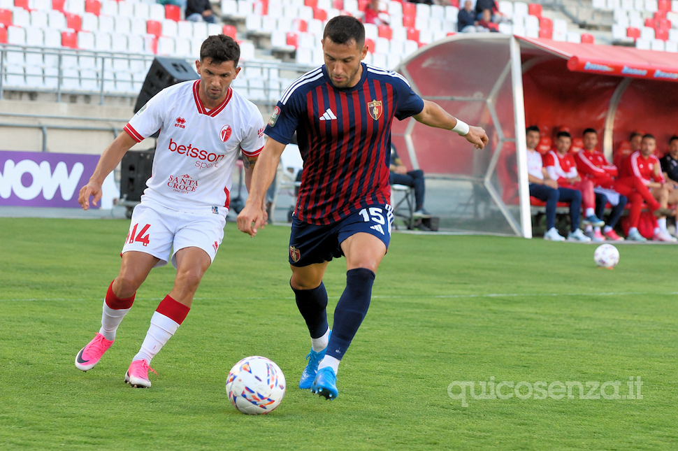 Cosenza Calcio volenteroso ma sterile. E in avanti è buio pesto: rossoblu sconfitti 1 a 0 dal Bari e ancora senza vittorie 53 Bari Cosenza Calcio4
