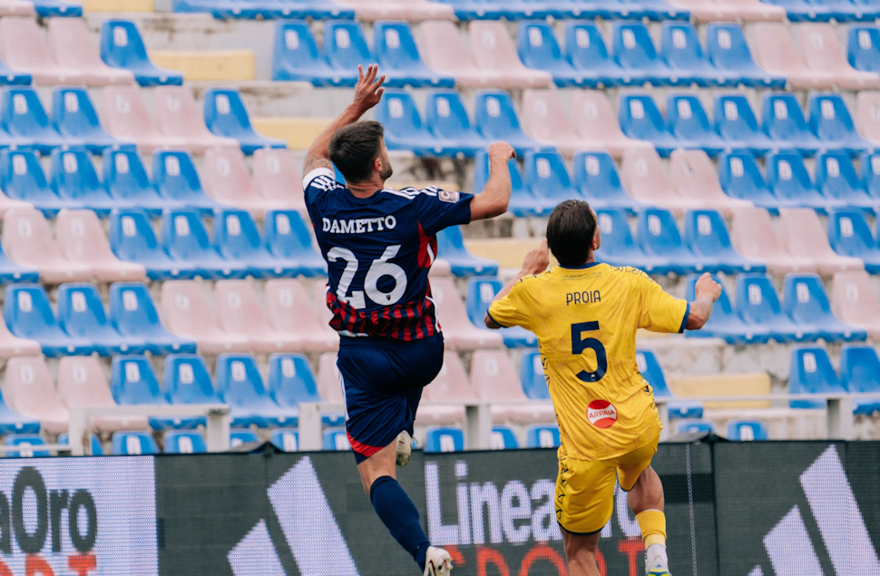 Il Cosenza Calcio resta a secco di vittorie. Clemente porta avanti i rossoblu, l'ex Emmausso fa 1 a 1 con un gioiello 52 Cosenza Calcio Scafateseok