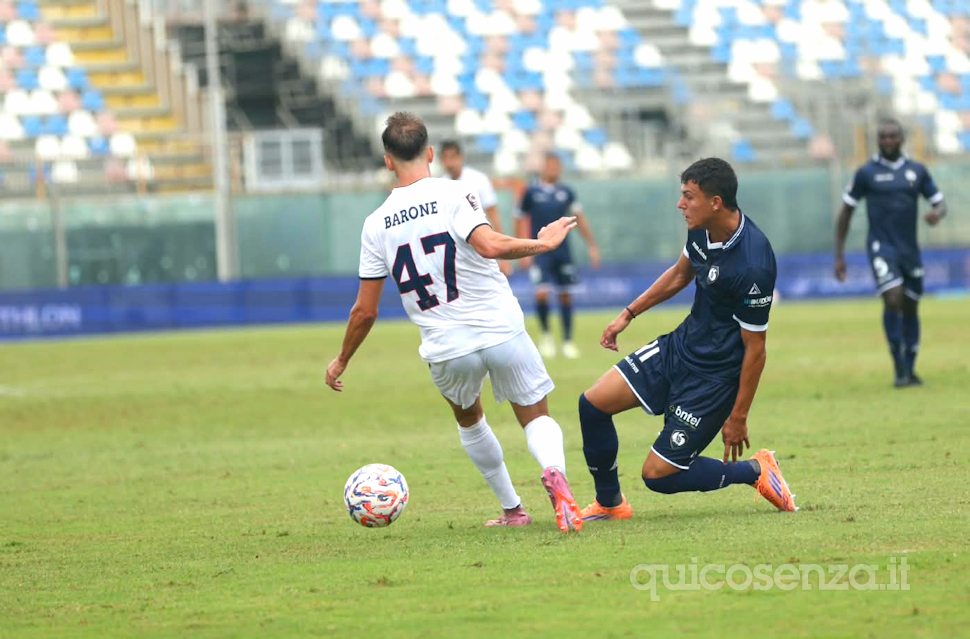 Un "punticino" di sofferenza: Cosenza-Cavese finisce 0-0. Rossoblu pericolosi solo con McJannet e salvati da Iliev 52 Cosenza Cavese
