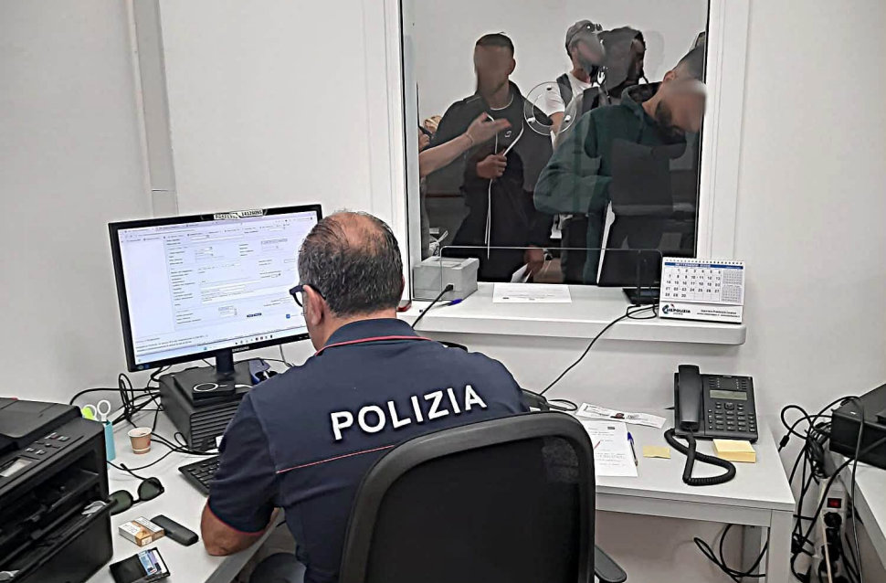 Questura di Cosenza, aperta in via Borsellino la nuova sede dell’Ufficio Immigrazione: spazi moderni e servizi più rapidi 53 Cosenza Ufficio immigrazioni_02
