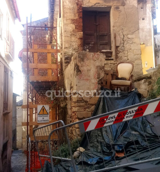 Cosenza, via del Seggio e la Giostra Vecchia cadono a pezzi: cantiere fermo da mesi. "Quel rudere è a due passi dalle nostre case" 56 Cosenza Vecchia crolla via del seggio_01
