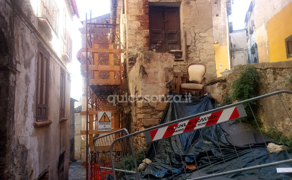 Cosenza Vecchia crolla via del seggio_01