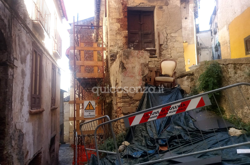 Cosenza, via del Seggio e la Giostra Vecchia cadono a pezzi: cantiere fermo da mesi. "Quel rudere è a due passi dalle nostre case" 51 Cosenza Vecchia crolla via del seggio_01