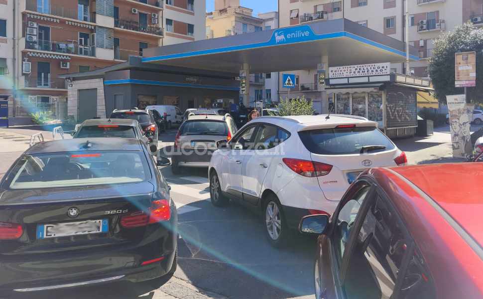 Carburanti: scatta il "price cap", lunghe code ai distributori Eni anche a Cosenza 53 Eni distributore piazza loreto via caloprese cosenza 01