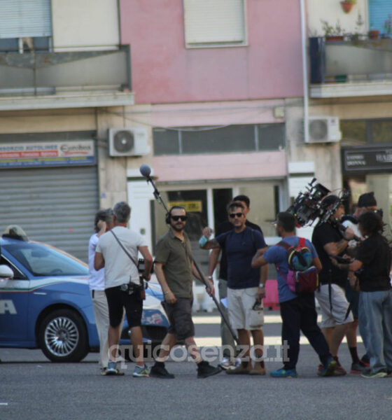 Polizia all’Autostazione di Cosenza, ma stavolta è solo finzione per il film con Lillo, Frank Matano, Paolo Calabresi e Asia Argento 56 Film autostazione Cosenza gateppekers