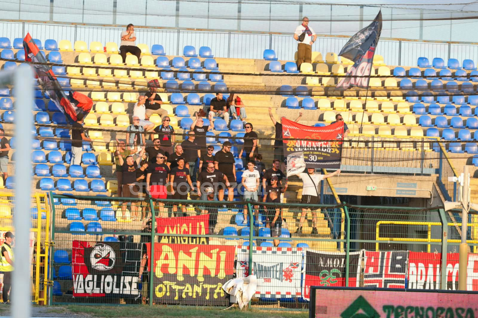 Cosenza Calcio che figuraccia! Errori, topiche e difesa da horror: il Giugliano vince 5 a 2 in dieci uomini, rossoblu a picco 52 Giugliano Cosenza Calcio tifosi del Cosenza