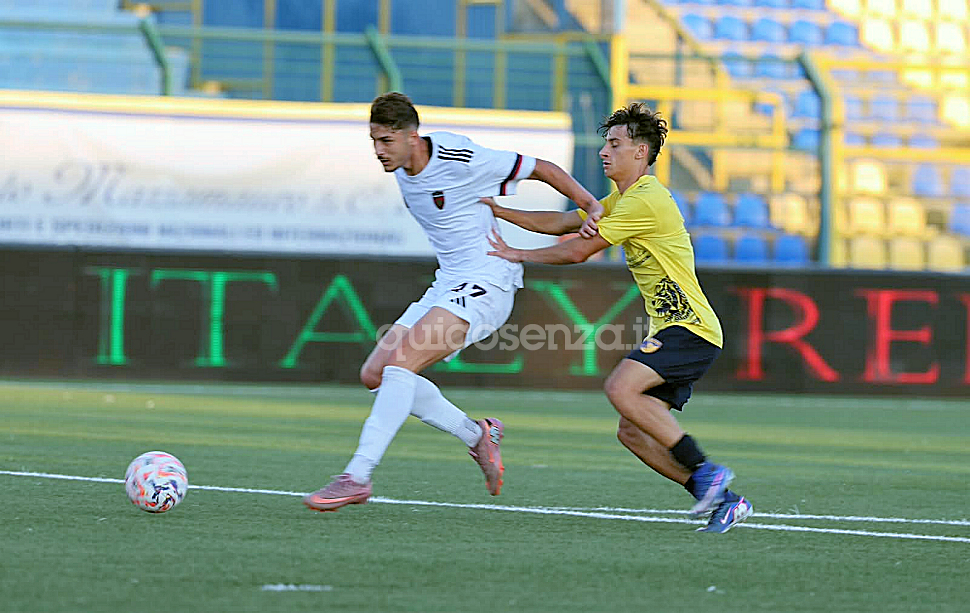 Cosenza Calcio che figuraccia! Errori, topiche e difesa da horror: il Giugliano vince 5 a 2 in dieci uomini, rossoblu a picco 53 Giugliano Cosenza Calcio