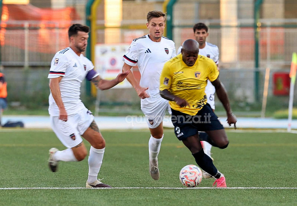 Cosenza Calcio che figuraccia! Errori, topiche e difesa da horror: il Giugliano vince 5 a 2 in dieci uomini, rossoblu a picco 54 Giugliano-Cosenza
