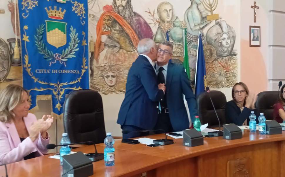 Cosenza, dal Comune via libera all’acquisizione delle azioni Sorical e alla modifica del regolamento TARI 54 Il Sindaco Franz Caruso ringrazia il Presidente Mazzuca
