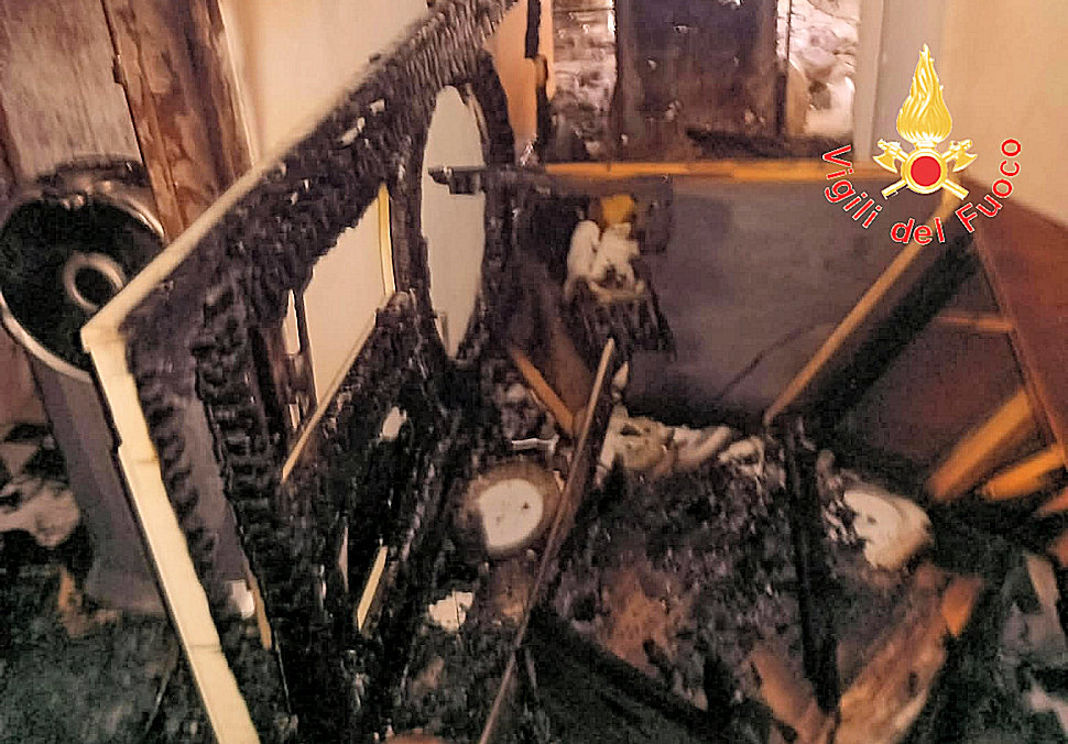 Fiamme e paura: incendio devasta un appartamento. Vigili del fuoco salvano tre persone e un cagnolino 52 Incendio Lamezia4