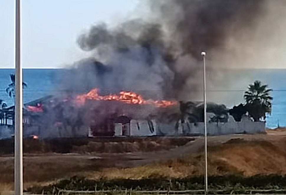 Mandatoriccio, distrutto dalle fiamme un lido dismesso: al vaglio le cause 51 Incendio_lido_Mandatoriccio