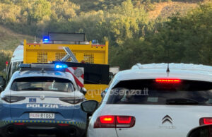 Incidente sull'Autostrada A2 del Mediterraneo tra Torano e Montalto. Auto impatta contro le barriere, file chilometriche 53 Incidente A2 Torano Montalto2