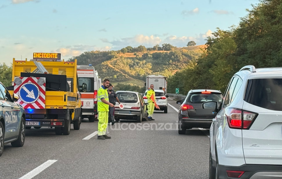 Incidente sull'Autostrada A2 del Mediterraneo tra Torano e Montalto. Auto impatta contro le barriere, file chilometriche 51 Incidente A2 Torano_Montalto3