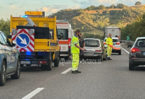 Incidente sull'Autostrada A2 del Mediterraneo tra Torano e Montalto. Auto impatta contro le barriere, file chilometriche 54 Incidente fiat 600