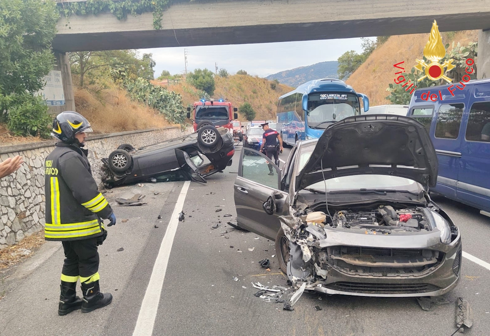 Grave Incidente stradale 106 Stalettì
