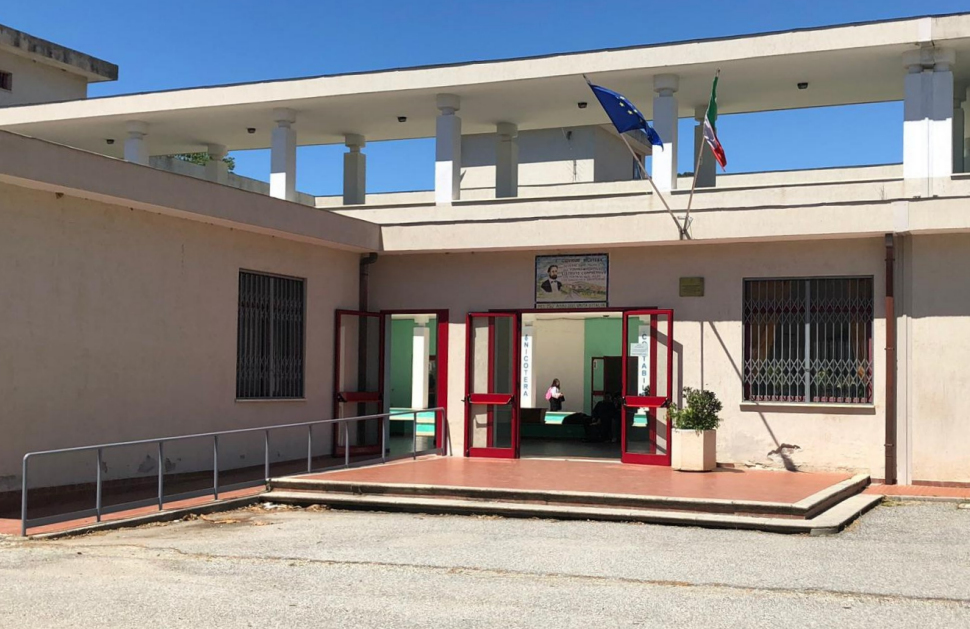 Voleva accoltellare la professoressa: piano sventato dai compagni e dai Carabinieri. La dirigente «il ragazzo va aiutato» 51 Istituto comprensivo “Nicotera-Costabile” Lamezia terme