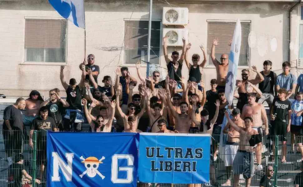 PraiaTortora, “Un peluche per la Pediatria”: il calcio si mobilita per i bambini di Cetraro 52 Peluche in pediatria - stadio tedesco praia a mare - tifosi tortora praia