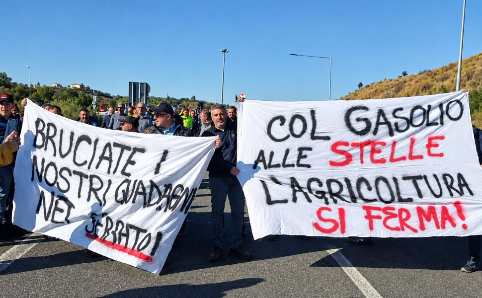 caro carburante-calabria-Protesta agricoltori firmo