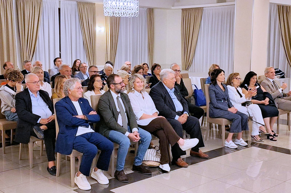 Minori e social media: l'analisi tra Unical e Rotary Club Presila Cosenza Est tra rischi, opportunità e uso consapevole 54 Rotary Club Presila Cosenza Est social e minori