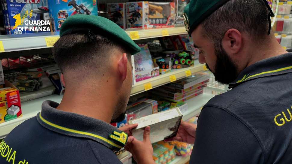Maxi sequestro di giocattoli e casalinghi pericolosi: ritirati dal mercato oltre 4mila prodotti 52 Sequestro giocattoli e casalinghi 3