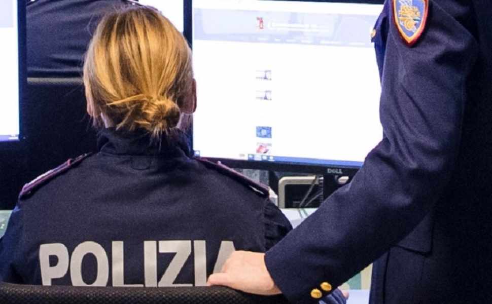 Facili guadagni con un falso sito di trading online, truffa da 125mila euro: 8 denunce 52 Trading online - polizia postale 02