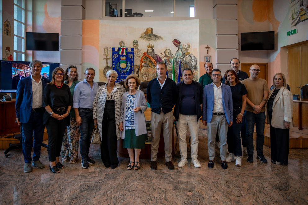 Cosenza premia Vittoria Bacher, maestra simbolo della scuola cosentina 54 Vittoria-Bacher-e-tutti-i-componenti-della-Commissione-cultura