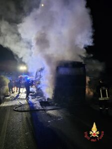 ss182-incendio autobus
