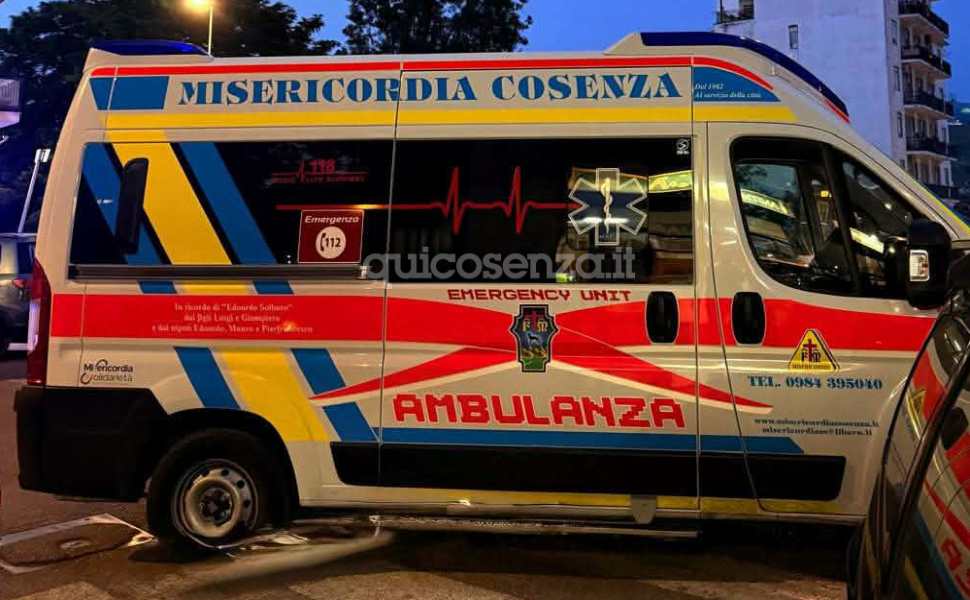 Rende: ragazza rischia di soffocare, intervento salvavita degli operatori della Misericordia 51 ambulanza rende misericordia ragazza