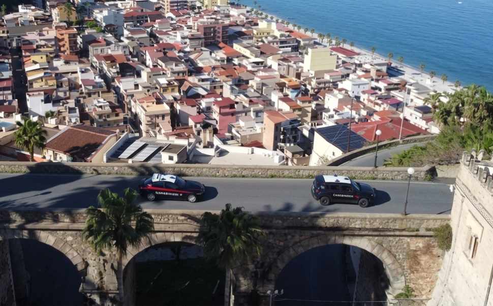 Aggredito e ferito con un colpo alla testa per averli "guardati male", 2 minorenni arrestati 51 aggredito 17enne arresto minorenni bagnara calabra