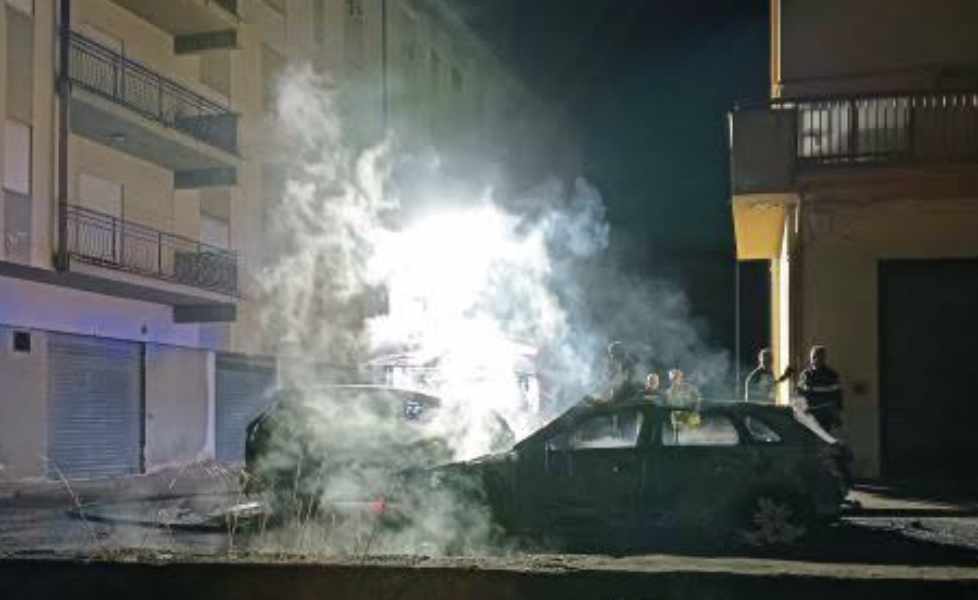 Due auto in fiamme nella notte sullo Jonio Cosentino, si tratterebbe di un'azione dolosa 51 auto fiamme corigliano rossano