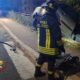 Auto fuori strada finisce in bilico su una scarpata, donna e bambino in salvo 53 auto scarpata crotone donna bambino 02