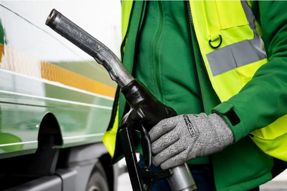 Gasolio alle stelle e aziende al collasso: autotrasporto in Calabria verso il blocco totale «extrema ratio per non fallire» 52 Rifornimento carburanti gasolio diesel
