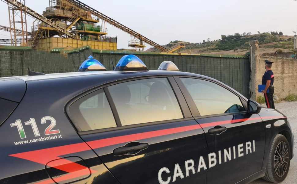 Reflui industriali nel torrente e una macchia marrone segnalata dai bagnanti: 48enne denunciata 51 carabinieri-sellia-marina-reflui industriali segnalati dai bagnanti