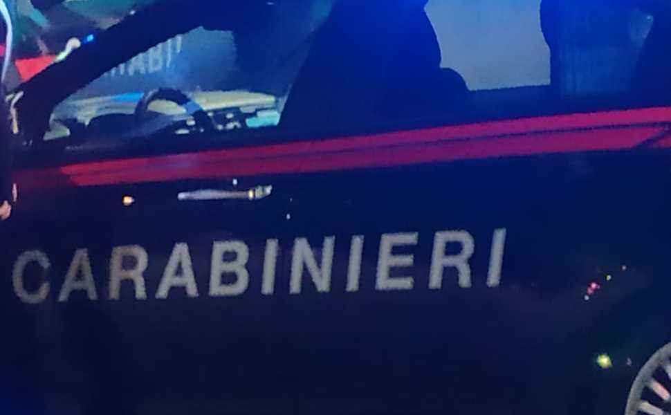 Armato di pistola tenta una rapina in una sala slot, il gestore reagisce: arrestato 52 carabinieri tentata rapina sala slot 01