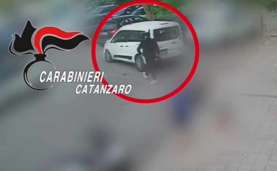 Rapina in un centro scommesse, 2 arresti: ad incastrarli i video e la memoria di un brigadiere 51 centro scommesse soverato 2 arresti carabinieri 03