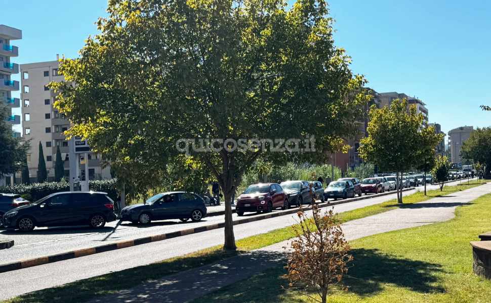 Carburanti: scatta il "price cap", lunghe code ai distributori Eni anche a Cosenza 52 code ENI distributore Cosenza 01