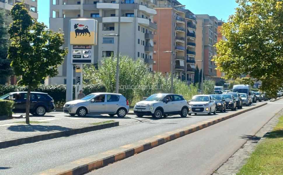 Carburanti: scatta il "price cap", lunghe code ai distributori Eni anche a Cosenza 52 code viale parco ENI distributore 04