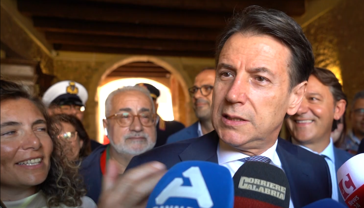 Conte a Cerisano: “Meloni vada a casa”. E su Cosenza apre (forse) alla partita Orrico