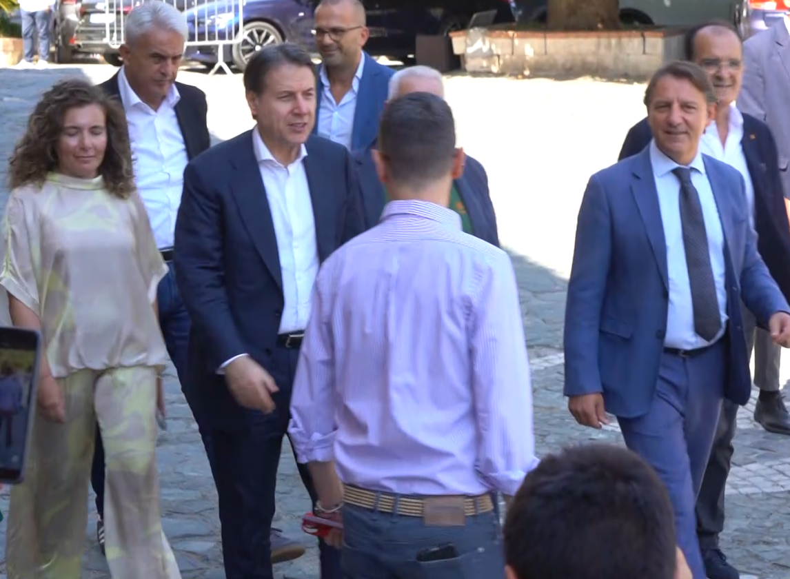 Conte a Cerisano: “Meloni vada a casa”. E su Cosenza apre (forse) alla partita Orrico
