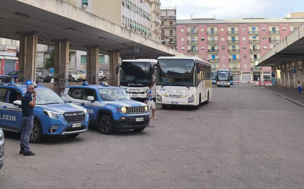 Cosenza: controlli a tappeto all'autostazione, 257 persone identificate e due espulsioni 53 controlli autostazione polizia cosenza 03