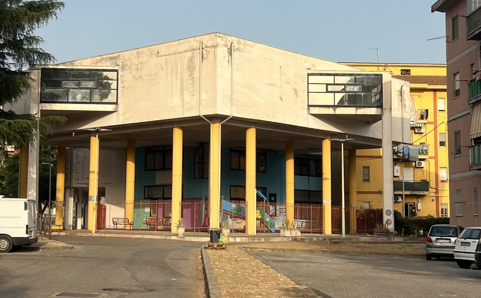 “Tutto ciò fa male”: a Cosenza l’ex Circoscrizione di Via Popilia chiude, Cipparrone chiede di riaprirla 51 Per decenni ha ospitato anagrafe, uffici tecnici, Polizia municipale, ludoteca e servizi per i residenti. Oggi la storica struttura di Via Popilia è chiusa: l’ex presidente della II Circoscrizione Giovanni Cipparrone lancia l’allarme