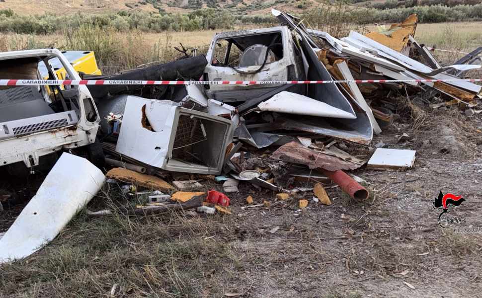 discarica abusiva rifiuti cotronei 01