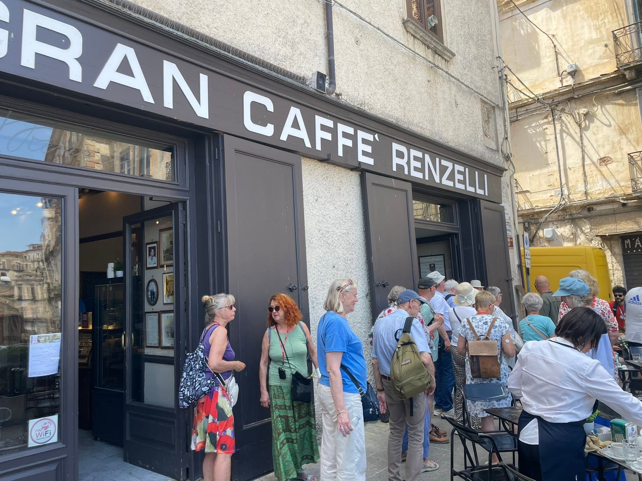Cosenza: il Gran Caffè Renzelli entra nella mappa dei Caffè Letterari italiani d'eccellenza 51 Cosenza: il Gran Caffè Renzelli entra nella mappa dei Caffè Letterari italiani d'eccellenza
