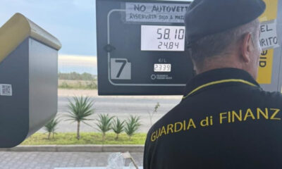 gasolio-acqua-distributore-crotone-sequestro.