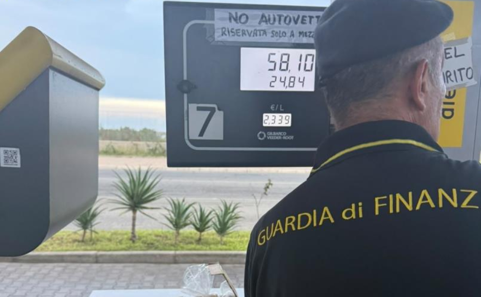 gasolio-acqua-distributore-crotone-sequestro.