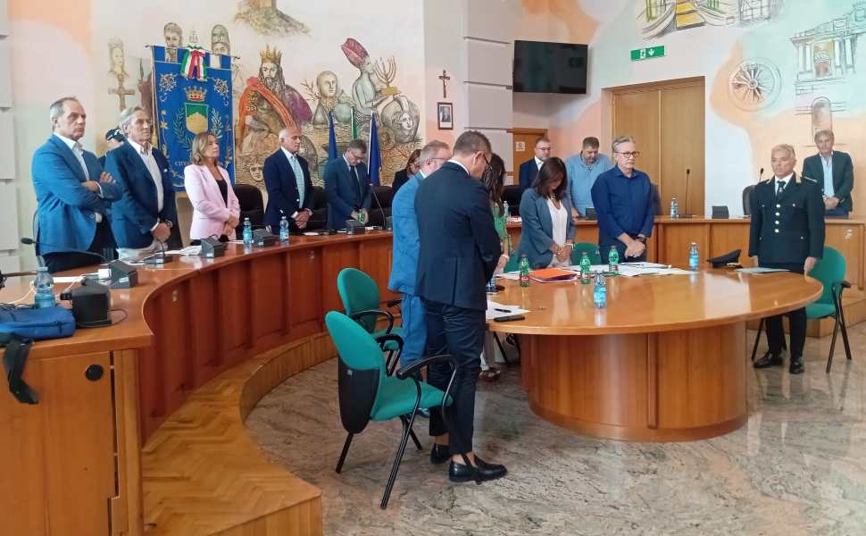 Cosenza, dal Comune via libera all’acquisizione delle azioni Sorical e alla modifica del regolamento TARI 55 il consiglio comunale osserva il minuto di raccoglimento