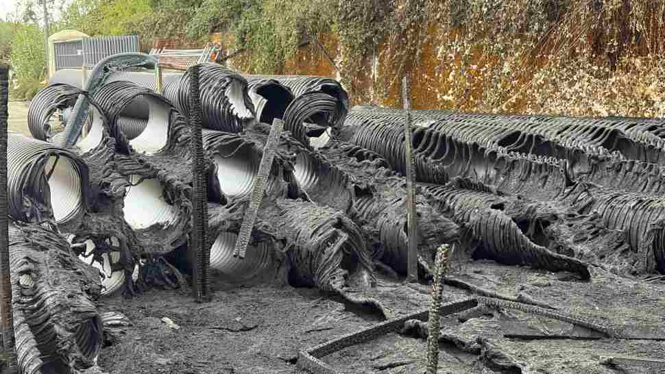 Incendio nella notte nel cantiere di Via degli Artigiani a Vibo, il sindaco: «Vile attentato» 51 incendio cantiere