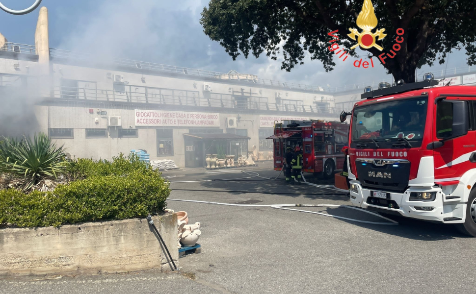 Paura a Catanzaro, incendio in un’attività commerciale: scatta l'evacuazione- VIDEO 51 incendio-catanzaro-attivita-commerciale
