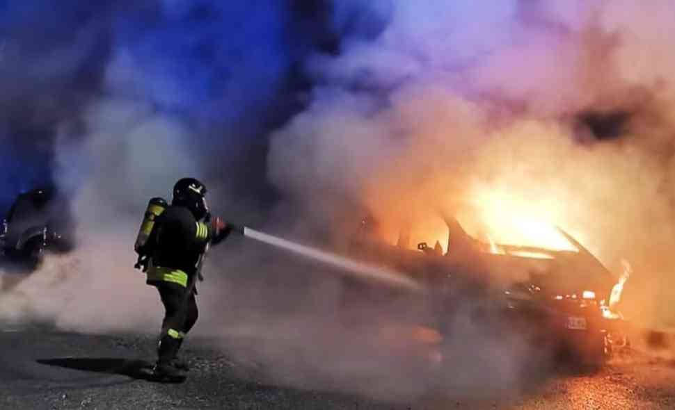 incendio-lamezia-concessionaria-auto