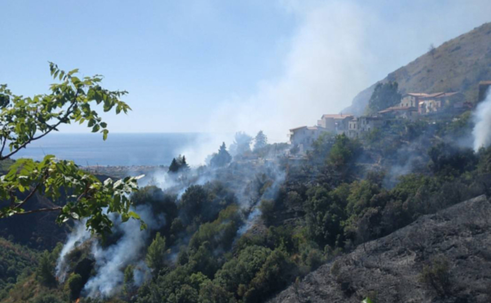 Incendio fuori controllo tra Praia e Tortora: le fiamme minacciano le abitazioni 99 incendio-praia-tortora-abitazioni-fiamme
